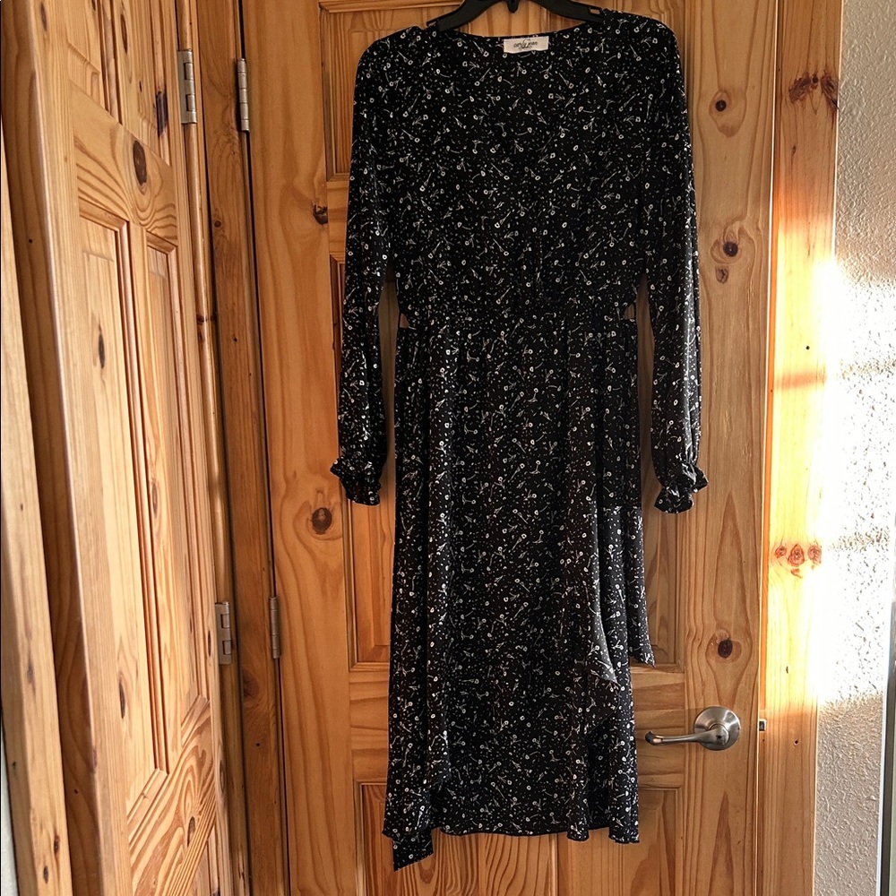 Carly Jean Los Angeles Black Floral Long Sleeve Dress